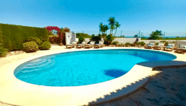 Gran piscina situada en la terraza
