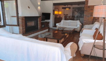 Gran salón-comedor con chimenea