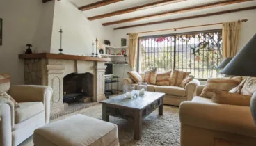 Gran salón-comedor con chimenea