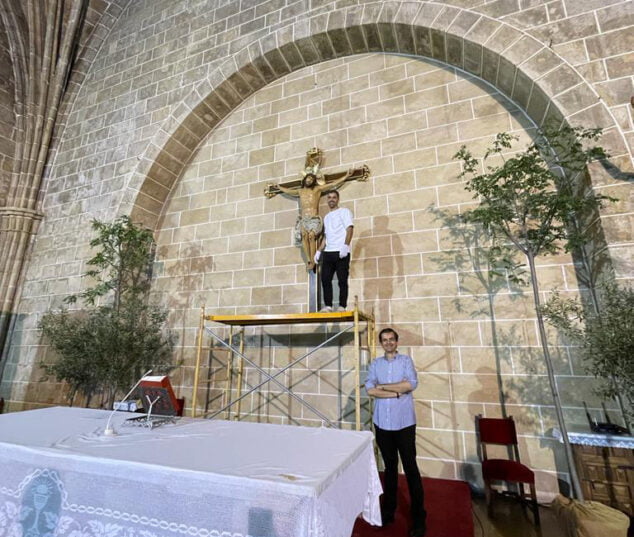 Imagen: Instalación del Cristo Crucificado en el altar de la Parroquia de San Bartolomé