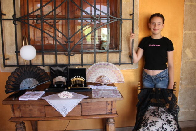 Imagen: Júlia Leyda junto algunos de sus accesorios
