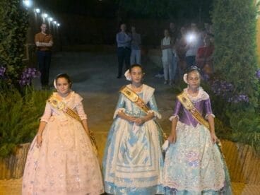 Júlia Leyda con sus damas en la Serenata