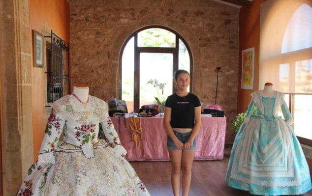 Imagen: Júlia Leyda, regina infantil de Fogueres Xàbia 2023