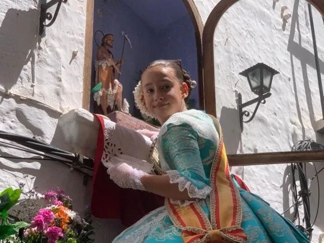 Imagen: Júlia Leyda, regina infantil deposita la ofrenda en la hornacina de San Juan