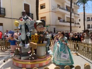 La regina infantil elige el ninot indultat