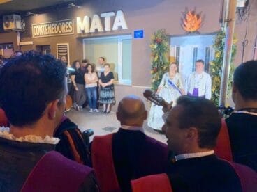 La Tuna de Xàbia canta a los presidentes de la quintà