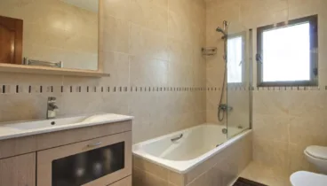 La villa dispone de dos cuartos de baño