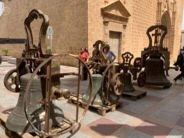 Las cuatro campanas ya retiradas del campanario de la Iglesia de San Bartolomé