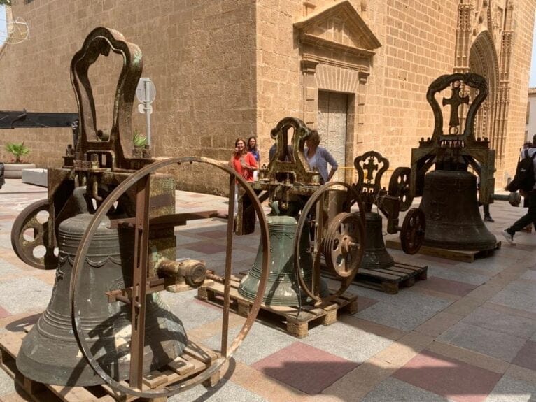 Las cuatro campanas ya retiradas del campanario de la Iglesia de San Bartolomé