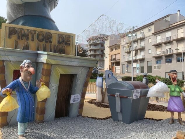 Imagen: Los contenedores sin pedal, otra crítica de la Foguera Central de Xàbia