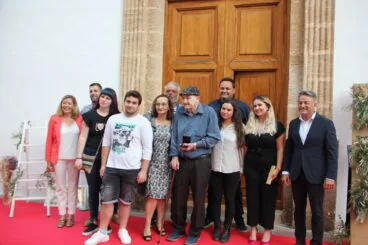 Manolo Buigues con su familia al recibir el galardón