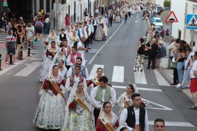 Imagen: Miles de personas participan en la ofrenda de flores Fogueres Xàbia 2023