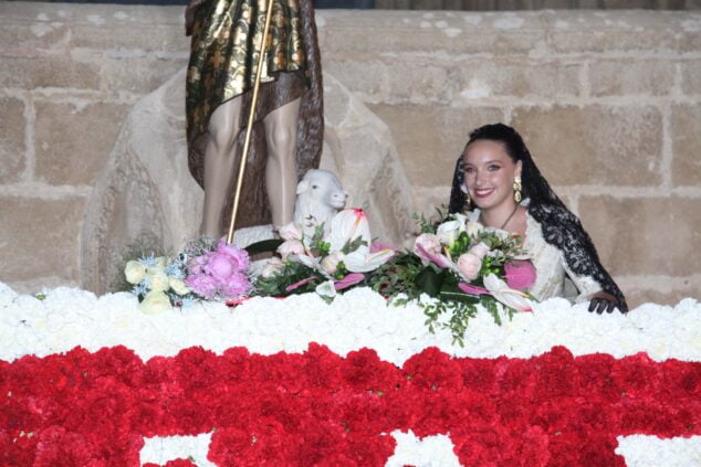 Imagen: Ofrenda de flores Fogueres Xàbia 2023 - La Regina deposita el ramo a Sant Joan