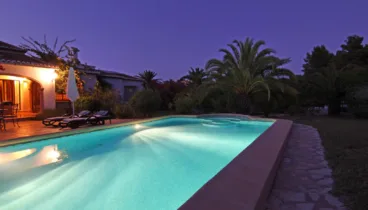 Pasa buenos momentos en su piscina también de noche
