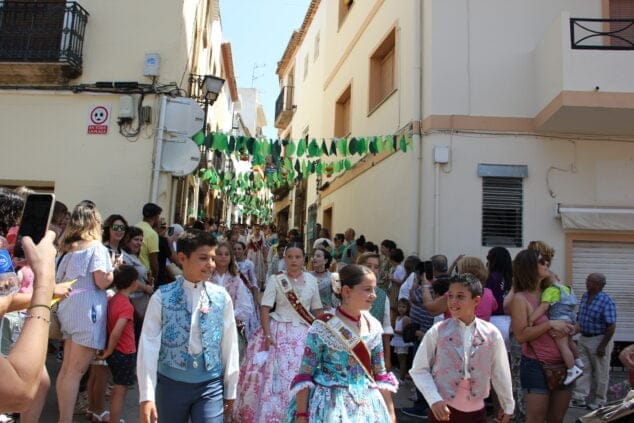 Imagen: Pasacalle de calles engalanadas
