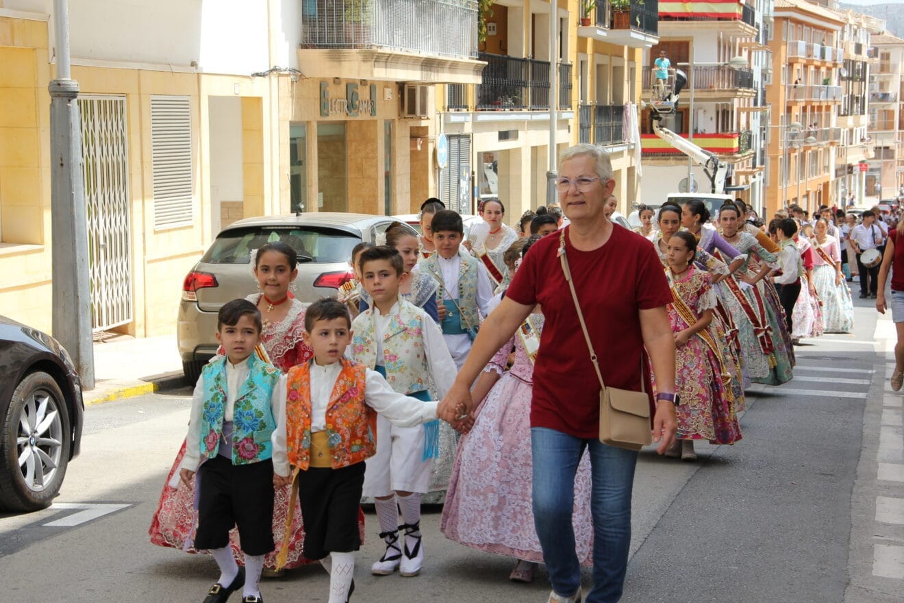 El pasacalle de sectors a su paso por el barrio de Thiviers