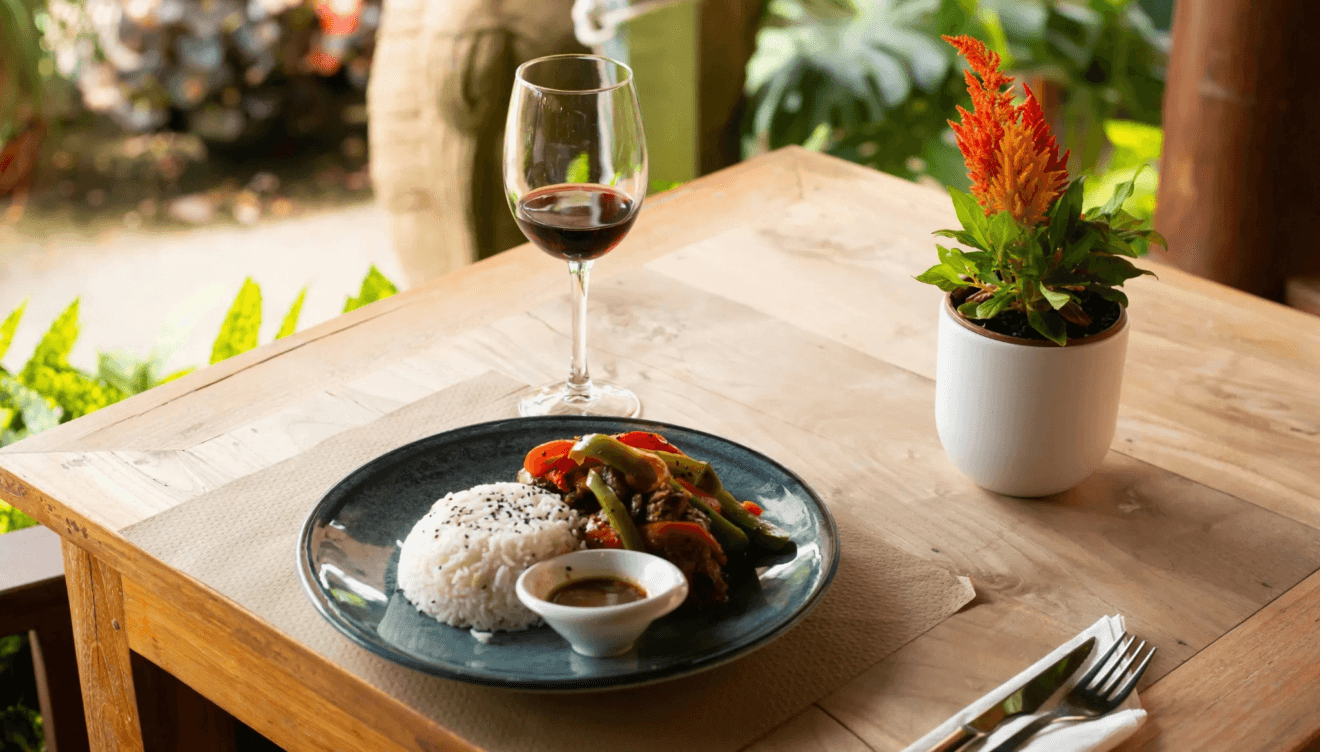 Pausa gastronómica relajante en el menú de Bali Café