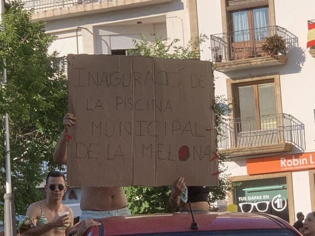 Imagen: Penya La Melona y su critica a la apertura de la piscina municipal