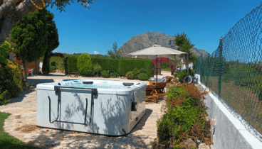 Piscina e hidromasaje en el exterior