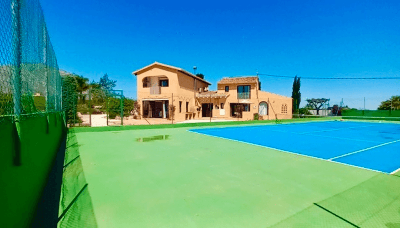Pista de tenis y baloncesto de Casa Rural Secrets