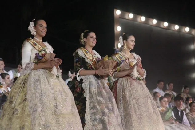 Imagen: Reina y damas de 2022 en el acto de la Proclamación de Fogueres 2023