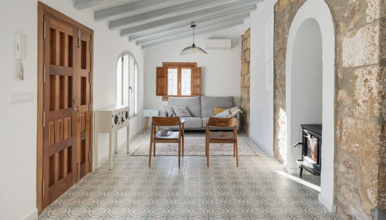 Rehabilitació integral d'habitatge a Xàbia realitzada per Juan Vilar Construccions amb acabats contemporanis i eficiència energètica