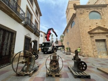 Retirada de las campanas de la iglesia para su restauración