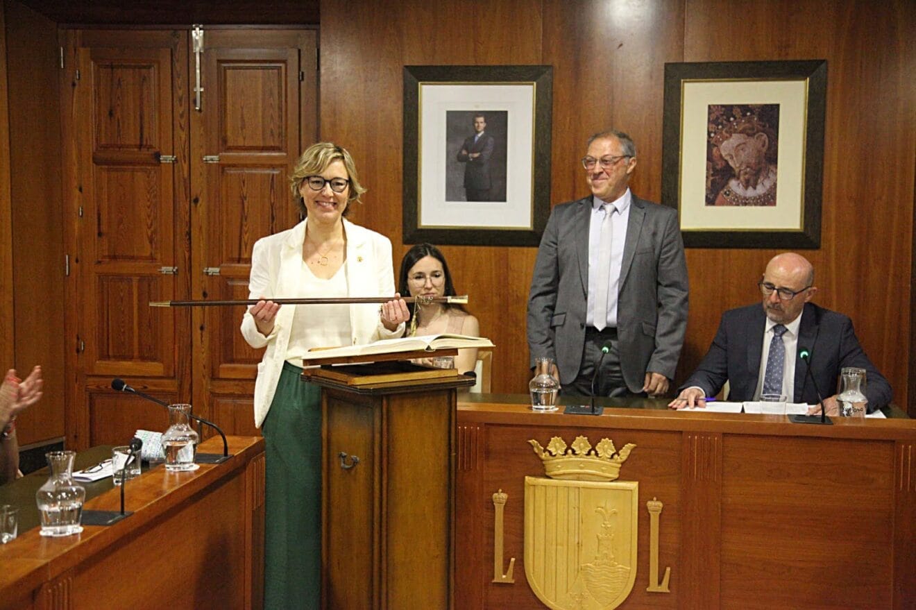 Rosa Cardona con la vara de mando