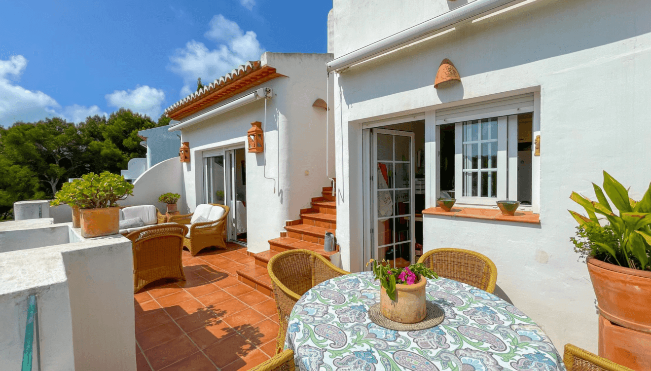 Terraza con salidas al salón y a la cocina