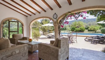 Terraza cubierta con acceso directo a la piscina y jardín