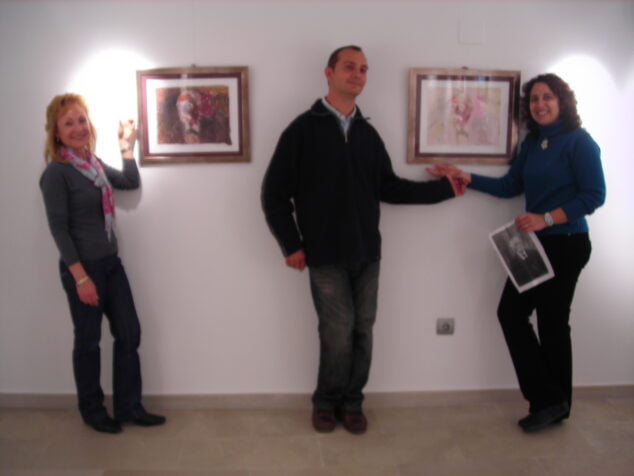 Imagen: Toñi Soler y los dos cuadros que se entregaron a Fontilles