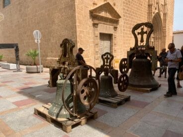 Tres de las cuatro campanas retiradas en la Plaza de la Iglesia