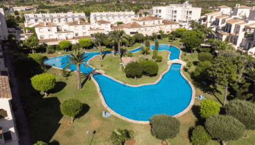 Vista aérea del apartamento y su comunidad