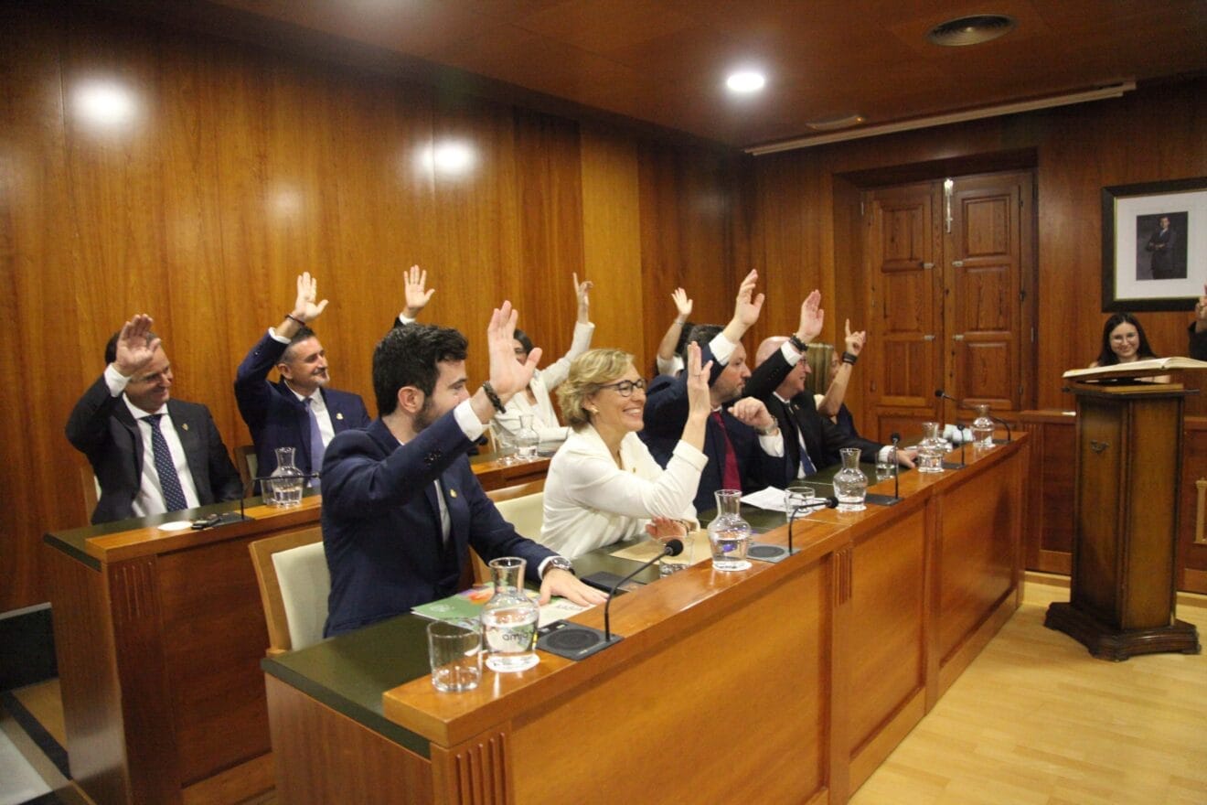 Votación a favor de Rosa Cardona