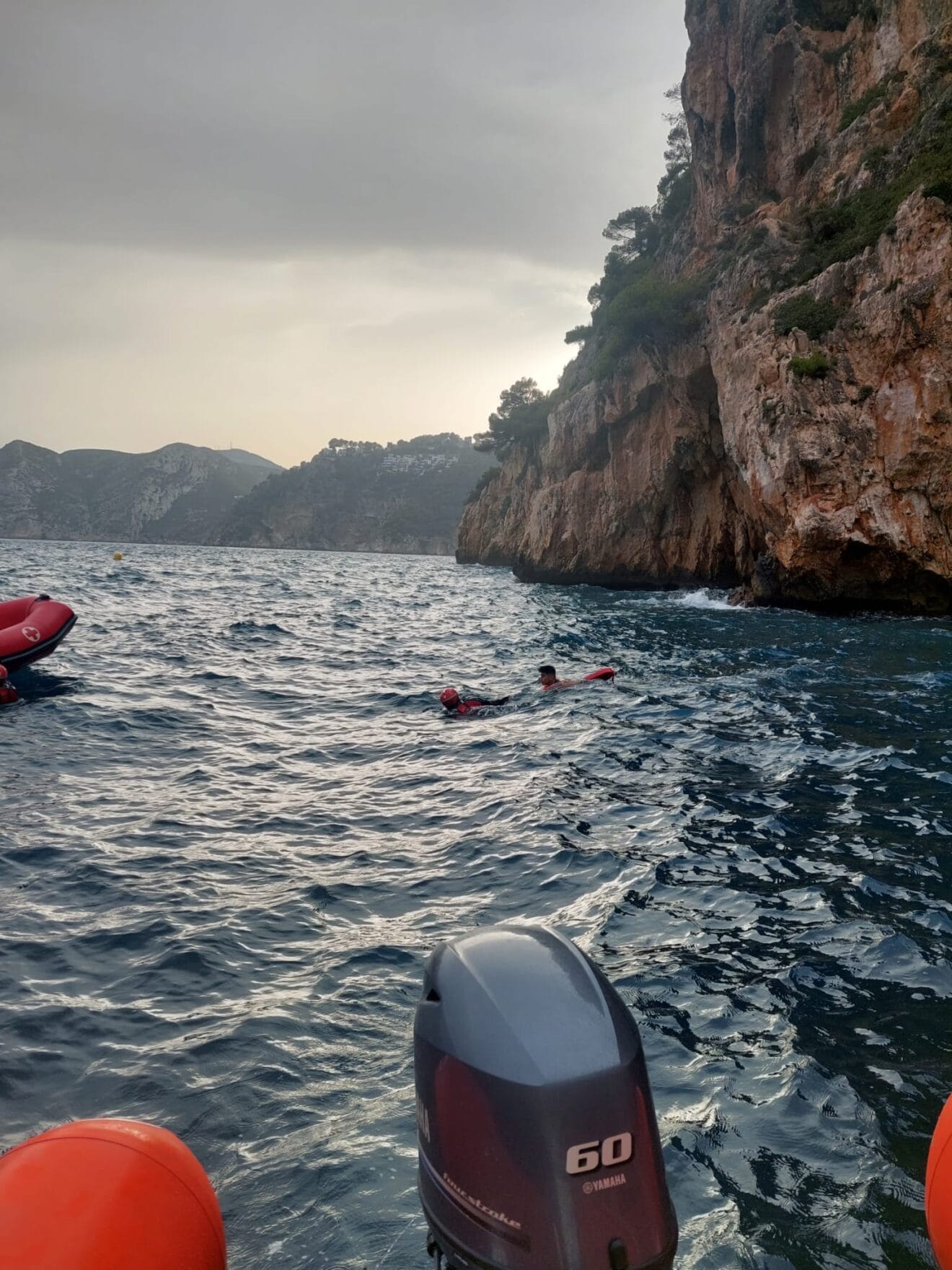 Momento del rescate a los jóvenes por parte de Cruz Roja Xàbia