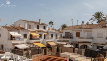 Adosado en un complejo residencial con piscina y jardines