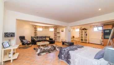 Amplia habitación con sofá