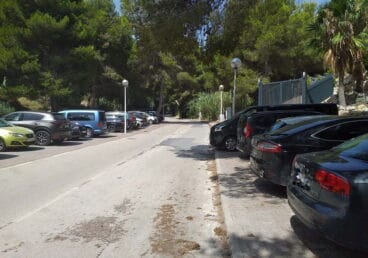 Aparcamiento en las inmediaciones de la Cala de la Barraca