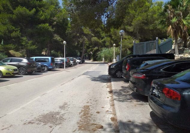 Imagen: Aparcamiento en las inmediaciones de la Cala de la Barraca