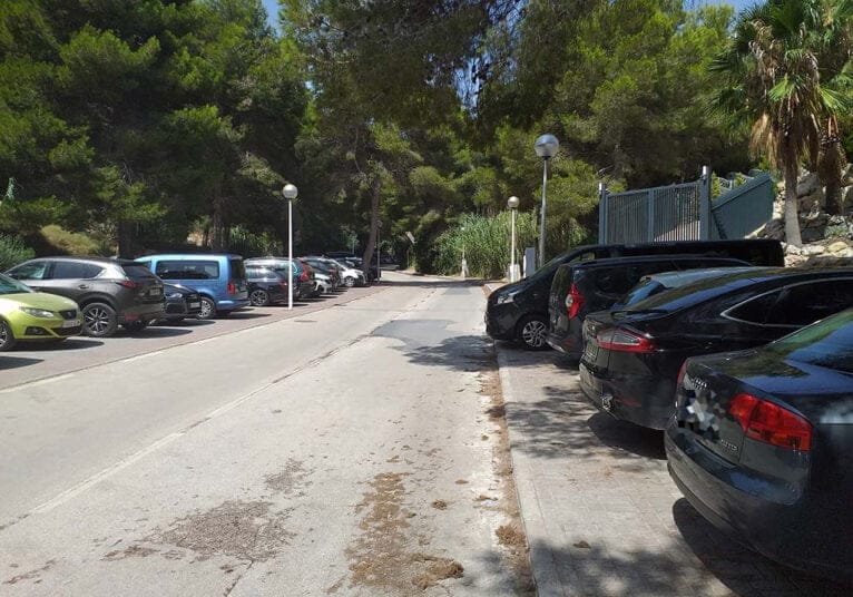 Aparcamiento en las inmediaciones de la Cala de la Barraca