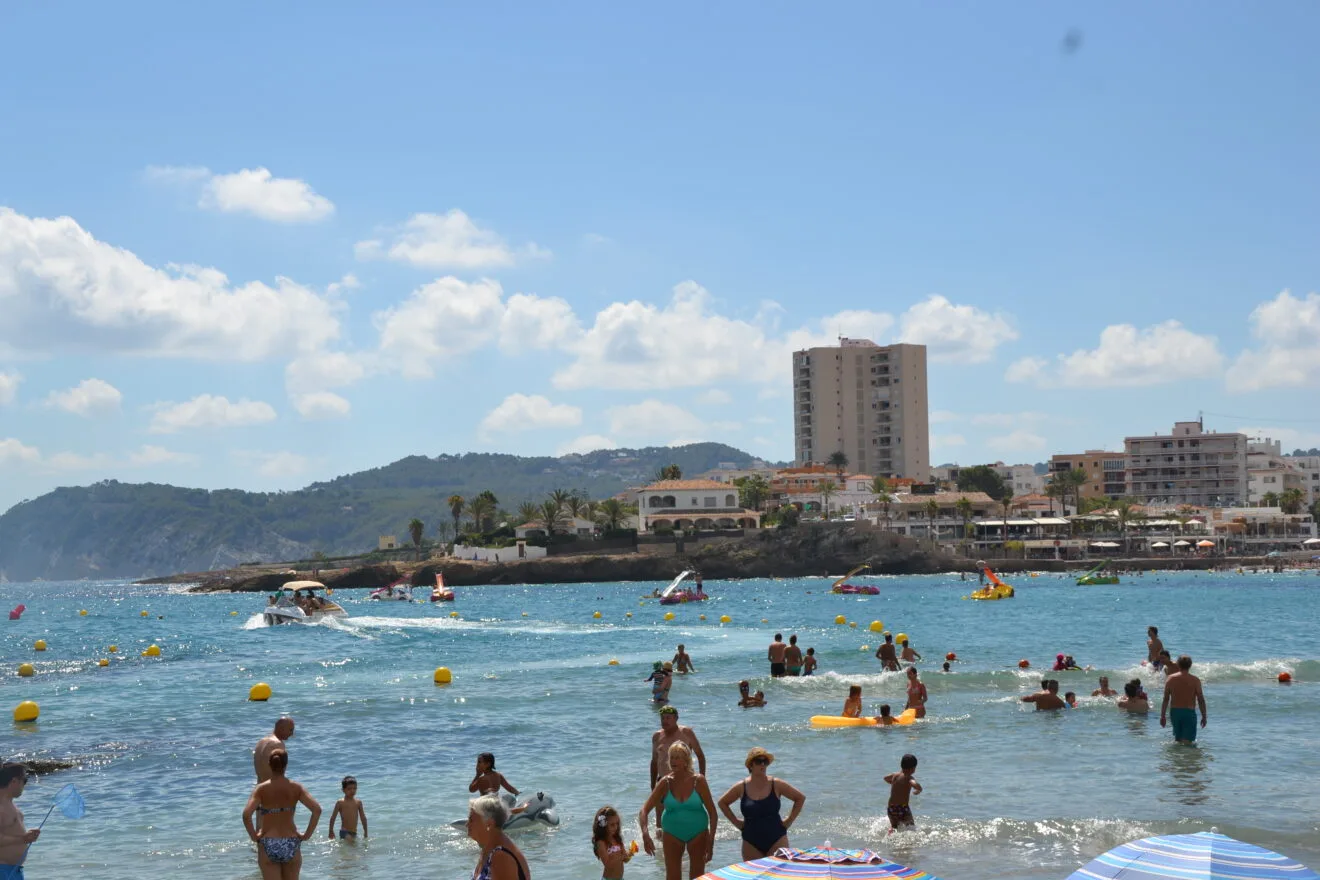 Bañistas en la playa del Arenal de Xàbia