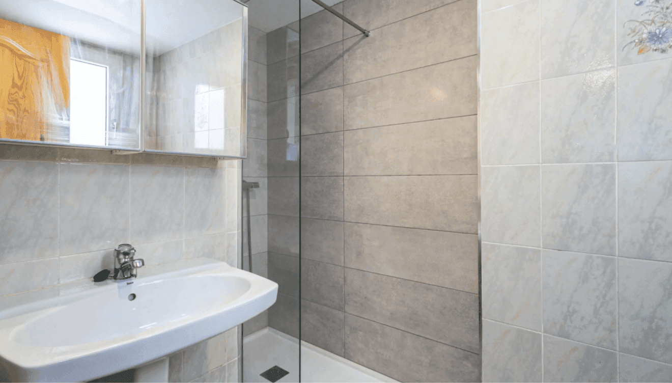 Baño moderno y elegante