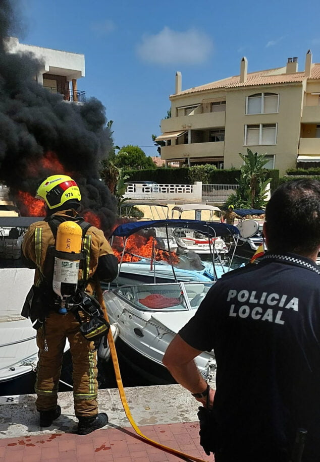 Imagen: Bomberos y Policía Local de Xàbia en las labores de extinción del incendio en el Canal de la Fontana