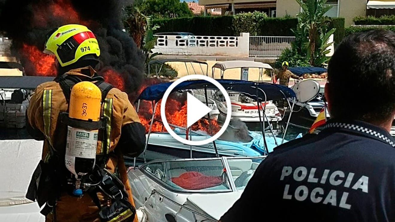 Bomberos y Policía Local de Xàbia en las labores de extinción del incendio (vídeo)
