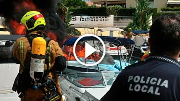 Bomberos y Policía Local de Xàbia en las labores de extinción del incendio (vídeo)