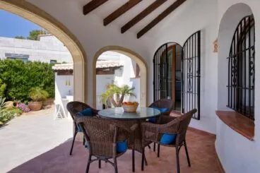 Comedor exterior al lado de la barbacoa