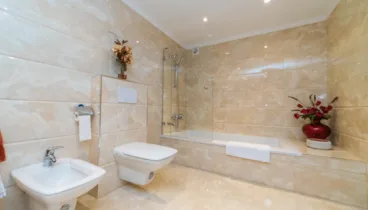 Cuarto de baño con conjunto de bañera y ducha