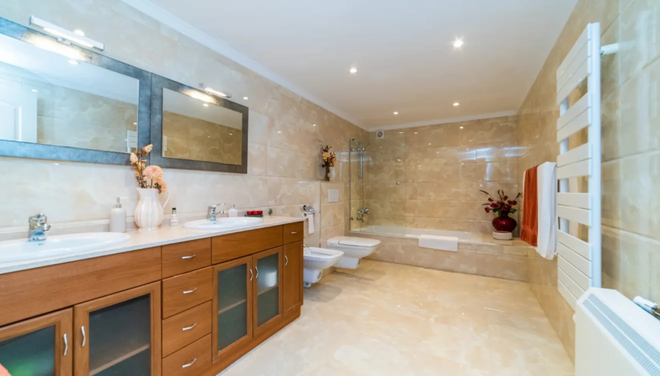 Cuarto de baño con dos lavabos