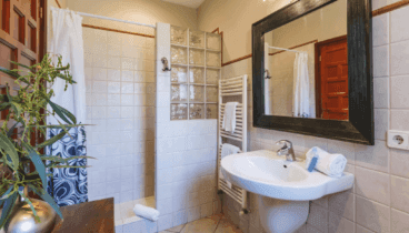 Cuarto de baño con lavabo, ducha y váter