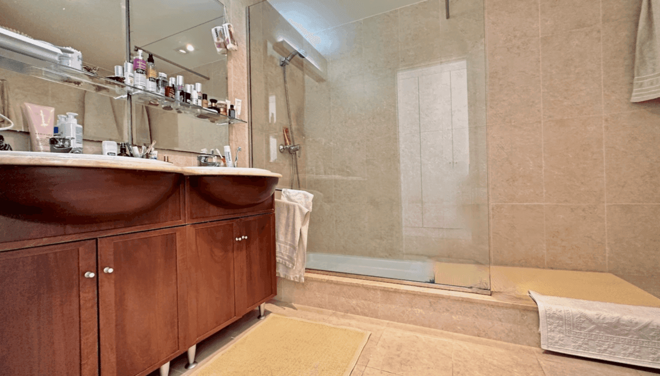 Cuarto de baño en suite equipado con plato de ducha y mampara
